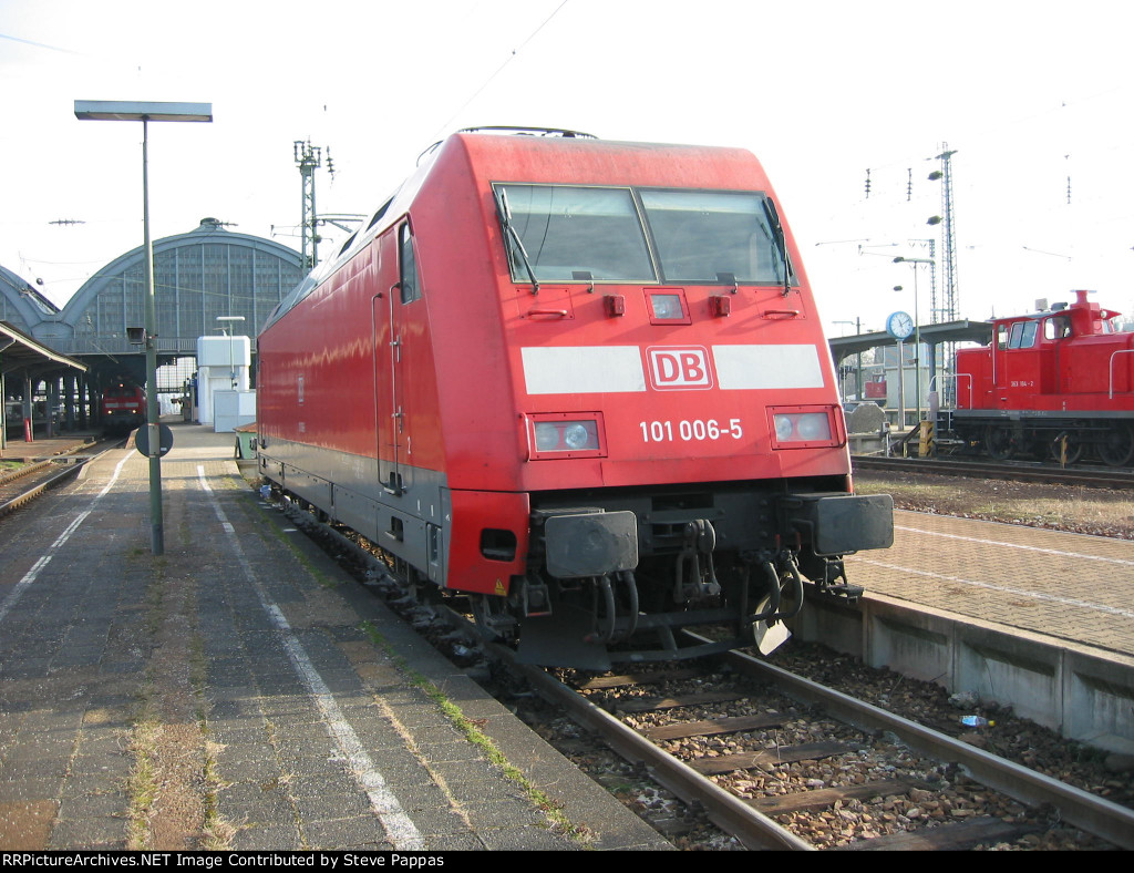 A DB 101 class E-Lok at Karlsruehe Bahnhof